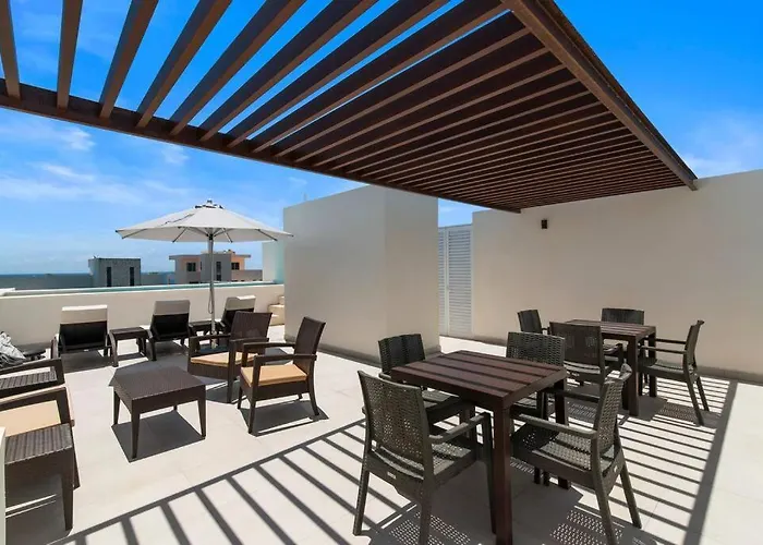 Apartment Oasis Walk To 7 Rooftop Pools With Ocean Views *